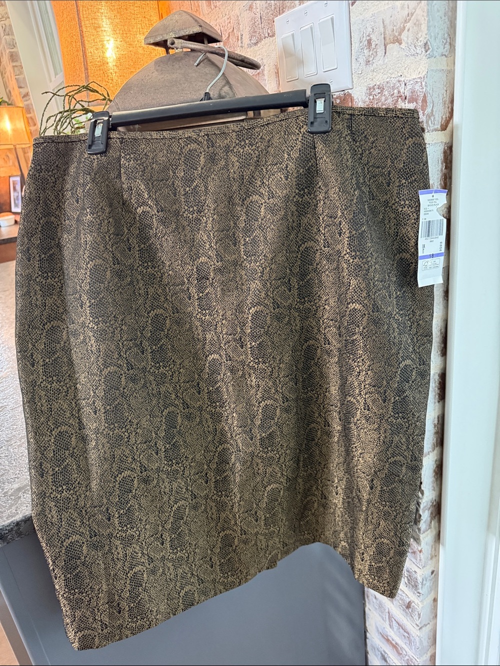 Women’s NWT LE SUIT lined skirt SZ 18 gold black design